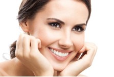 ΛΕΥΚΑΝΤΙΚΕΣ ΚΡΕΜΕΣ/ ΚΡΕΜΕΣ ΓΙΑ ΤΙΣ ΔΥΣΧΡΩΜΙΕΣ ΤΟΥ ΠΡΟΣΩΠΟΥ